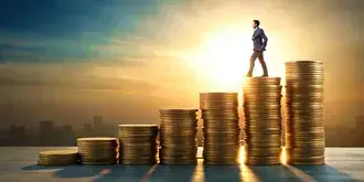 Persoană minimalistă care urcă scările cu monede spre un orizont strălucitor 4K imagine de fundal