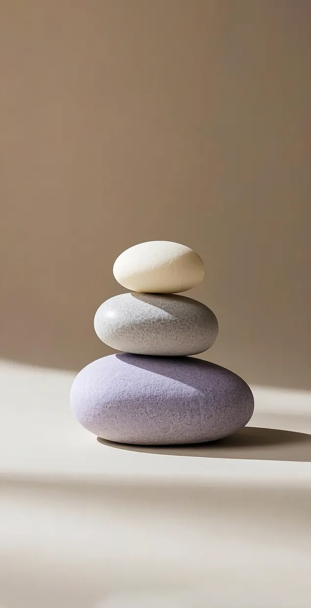 minimalistiese gestapelde klippies op beige kalm agtergrond aflaai