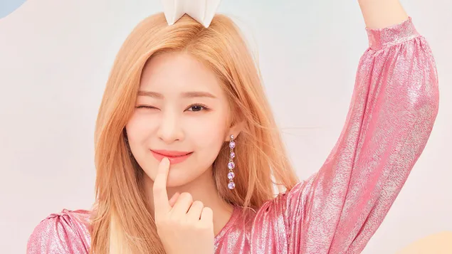 Minju in 'Bloom*Iz' MV Shoot (2020) von IZ*ONE (K-Pop Band)