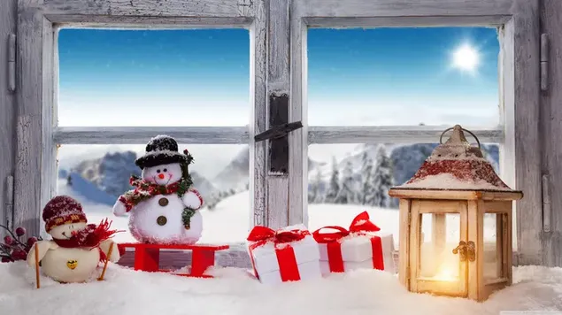 ミラー ウィンドウで雪だるまのおもちゃとランタン