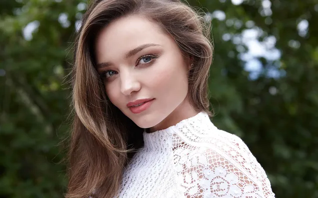 Miranda Kerr me fustan të bardhë 2K sfond
