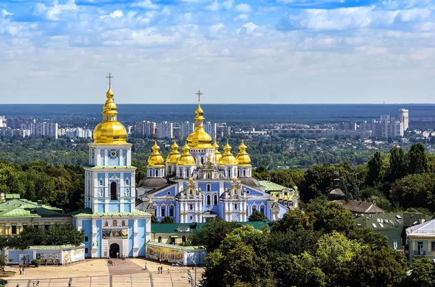 Мнзарас в Києві під блакитним небом завантажити