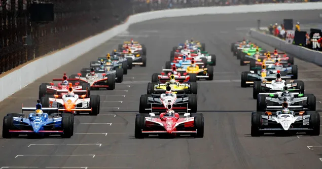Mobil balap acara Indianapolis 500 dari semua warna siap di lintasan