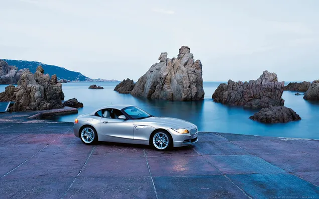 Mobil sport BMW Z4 diparkir di tepi laut unduhan
