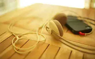 mobil'nyy telefon i naushniki skachat'
