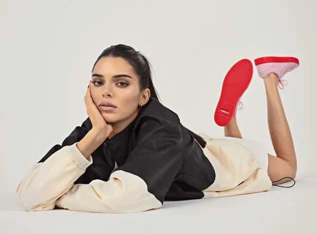 La model Kendall Jenner amb sabates rosa d'Adidas baixada