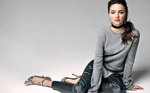 Model Miranda Kerr trägt ein lässiges Outfit 4K Hintergrundbild