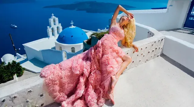 Modelo rubia con vestido largo rosa en Santorini Grecia