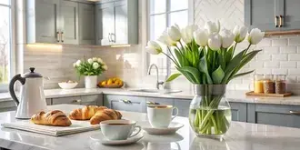 Современная кухня с мраморной столешницей, домашним кофе, свежими круассанами и белыми тюльпанами в утреннем свете 4K обои