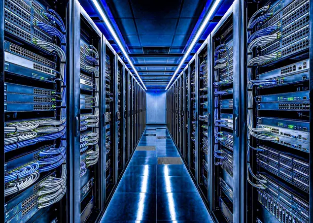 moderni pozadi ulicky serverovny s modrym stropnim osvetlenim a stojany stáhnout
