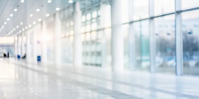 Moderni bijeli gradijent zamućenja s hladnim tonovima za sofisticiranu svestranost 4K pozadina