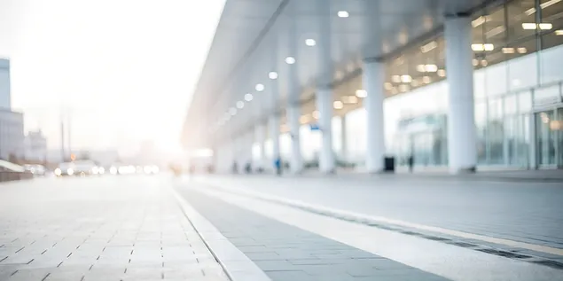 טשטוש שיפוע לבן מודרני עם ויגנט רך, נתיב ריק ומבנה תאגידי 4K טפט