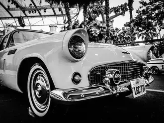 Tapeta Monchrome: Vintage Car 4K