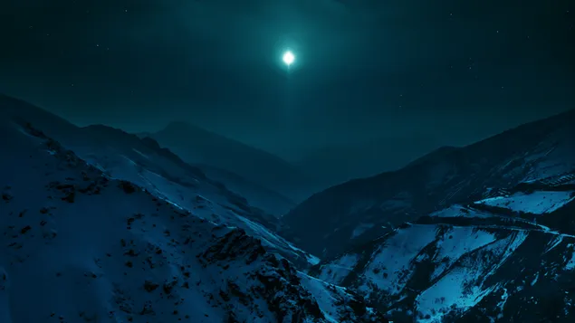 Mond zwischen Bergen im Winter herunterladen