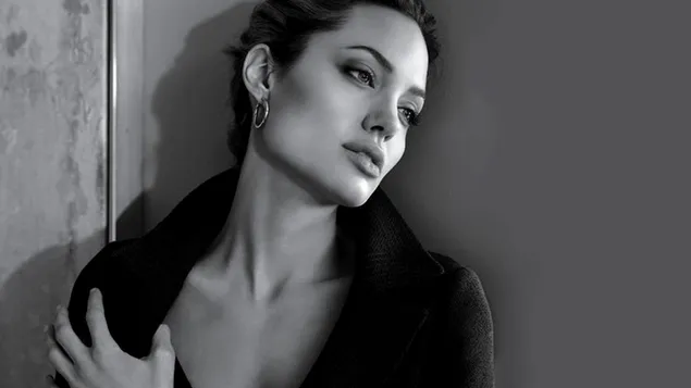 Monochrom: Dramatische Angelina Jolie herunterladen