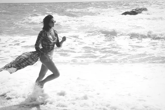 Monocromo: Chica en la playa 4K fondo de pantalla