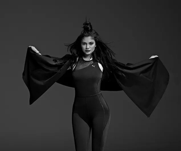 Monochrom: Kylie Jenner Pumafotografie 6K Hintergrundbild