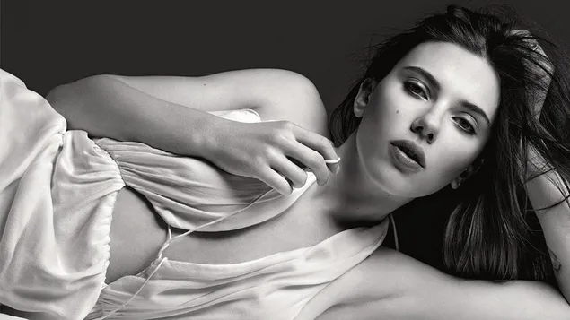 Monochrom: Sexy Scarlett Johansson herunterladen
