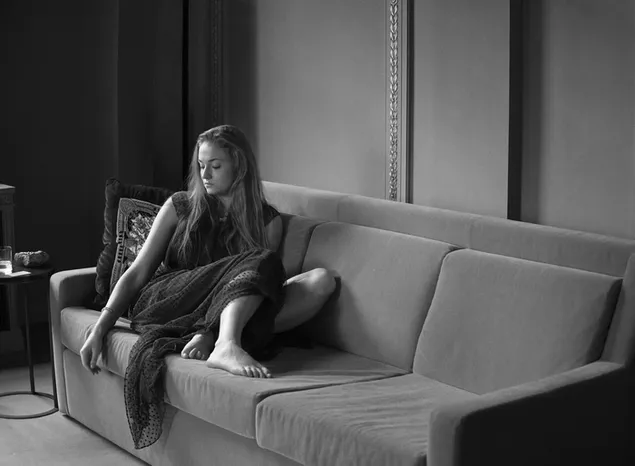 Monochroom: Sophie Turner zittend op de bank