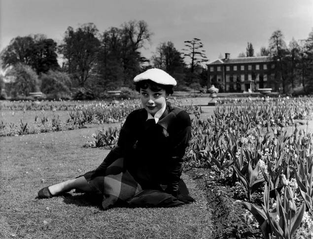 Monokrom: Audrey Hepburn muda