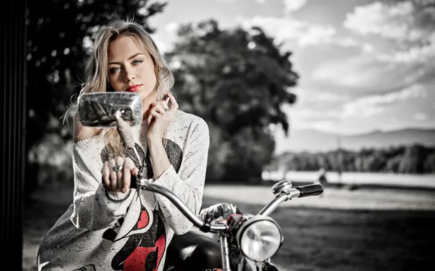モノクロ：ブロンドの女の子とバイク