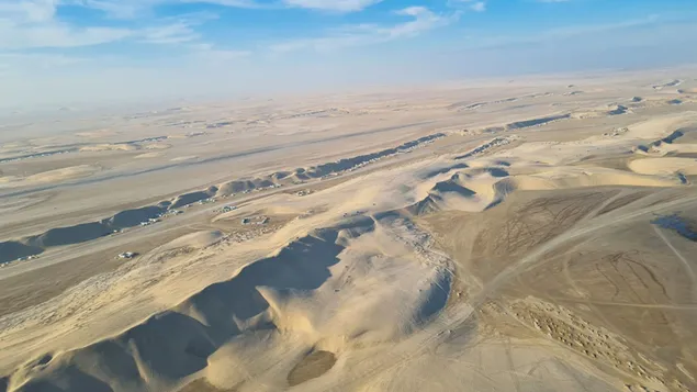 Montaña de arena fina en el desierto
