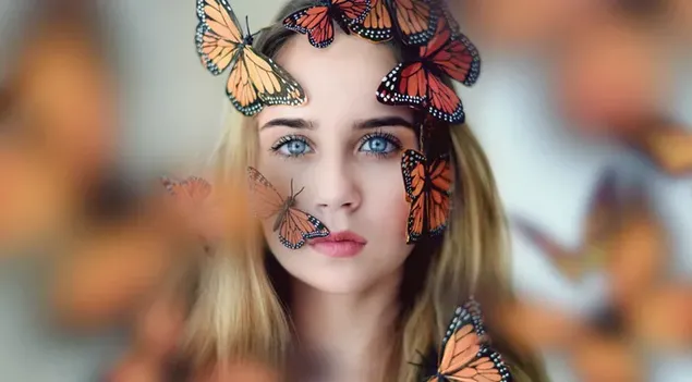 Mooie blauwe ogen van een blond meisje met vlinders op haar gezicht