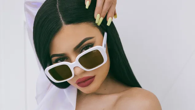 Mooie Kylie Jenner met witte zonnebril download