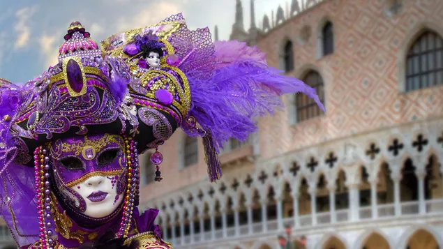 Mooie vrouw met paars masker en paars kostuum in de straten van Venetië