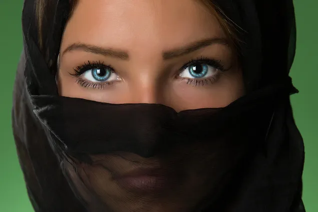 Mooie vrouw met zwarte sluier blauwe ogen mooi gezicht download