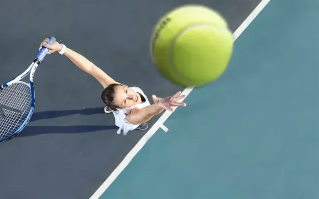 Mooie vrouwelijke atleet op de tennisbaan download