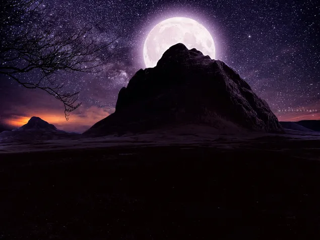 Mond und Sterne hinter Felsen, die nachts mit Langzeitbelichtungstechnik aufgenommen wurden herunterladen