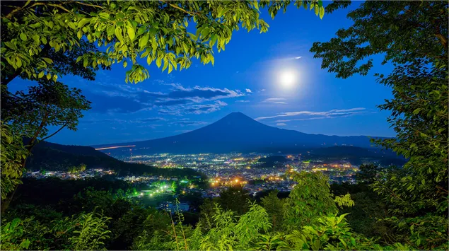 月光下的富士山，笼罩在夜晚闪耀的城市上 2K 壁纸