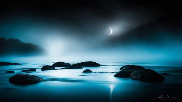 Hình nền Cảnh mặt nước dưới ánh trăng với những tảng đá in bóng và sương mù 2K