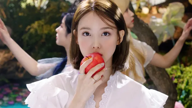 「More & More」MV (2020) の Nayeon from Twice (K-Pop Band) ダウンロード
