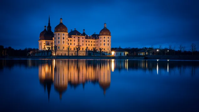 Castillo de Moritzburg por la noche y siluetas reflejadas en el agua 2K fondo de pantalla