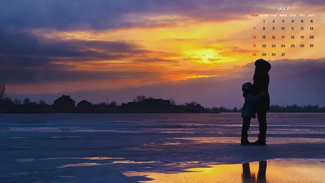 dia de la madre - mama y nino en la orilla del mar durante la puesta del sol, calendario de mayo de 2023 descargar