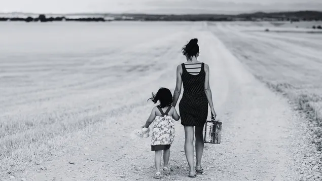 Hình nền Ngày của mẹ - Đi bộ giữa mẹ và con gái, Thang độ xám 4K