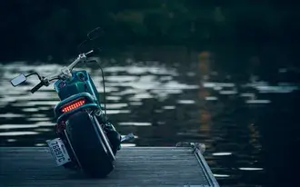 motocykl na nabrezi u reky stahnout