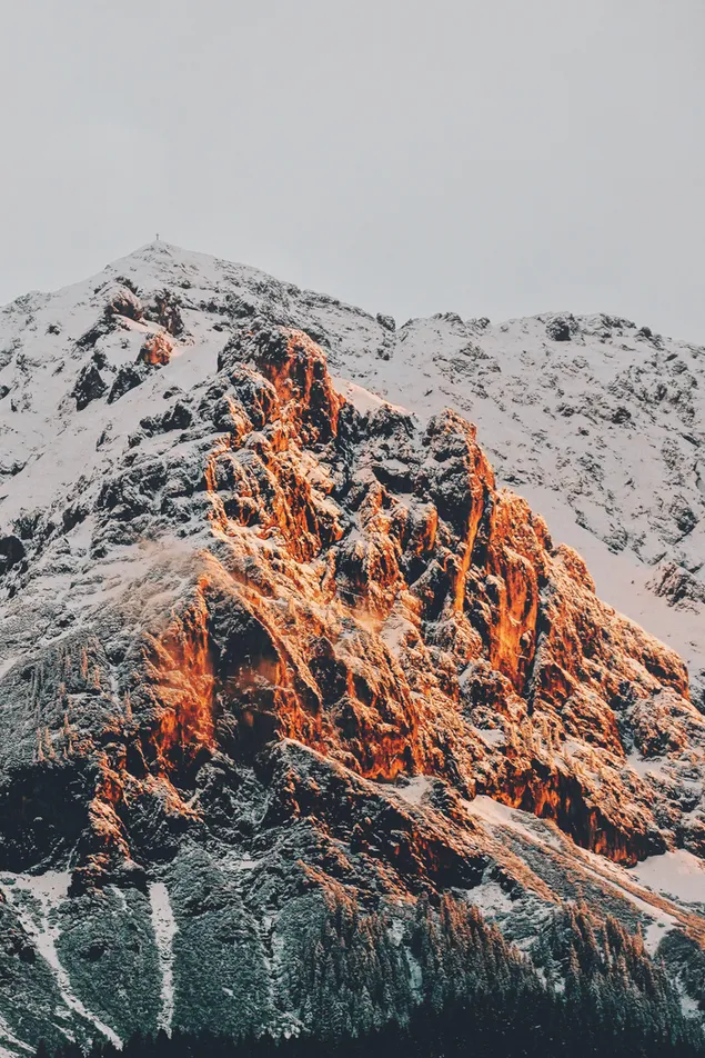 prezemete planina pokriena so snezhna slika so stsenografija