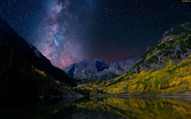 Paisaje de montaña en una noche estrellada 4K fondo de pantalla