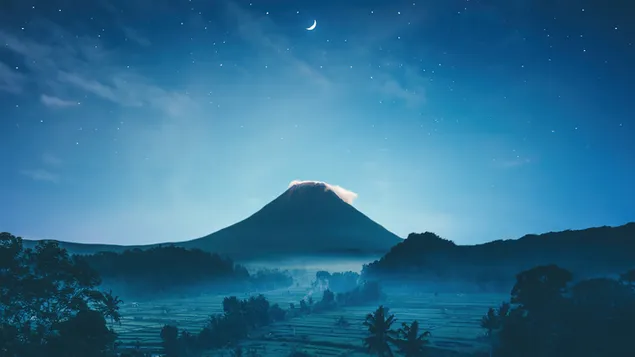 Vista nocturna de la montaña