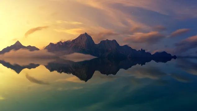 Berg weerspiegeld in het meer bij zonsondergang 4K achtergrond