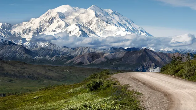 bergpad vallei verdamping mis hoe berge met sneeu blou met wit wolke denali nasionale park aflaai