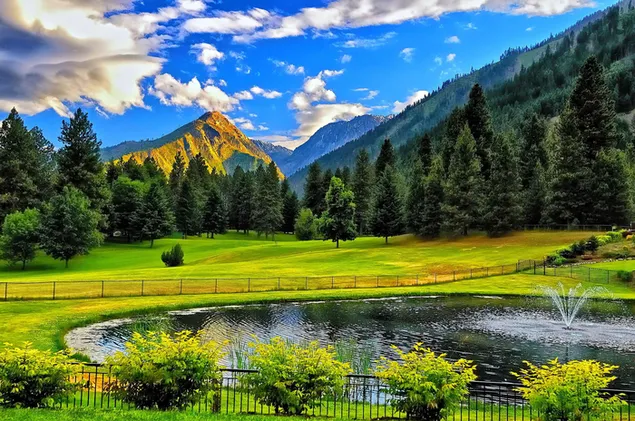 Blick auf die Berge mit kleinem Teich 2K Hintergrundbild