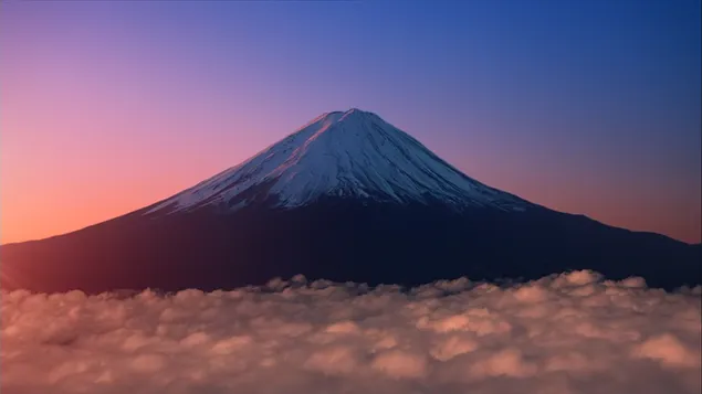 Fjell med skyer - Stratovolkan HD bakgrunn