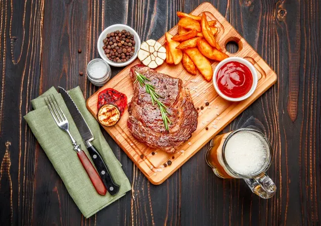 Friptură delicioasă cu cartofi, ketchup și un pahar de bere 4K imagine de fundal