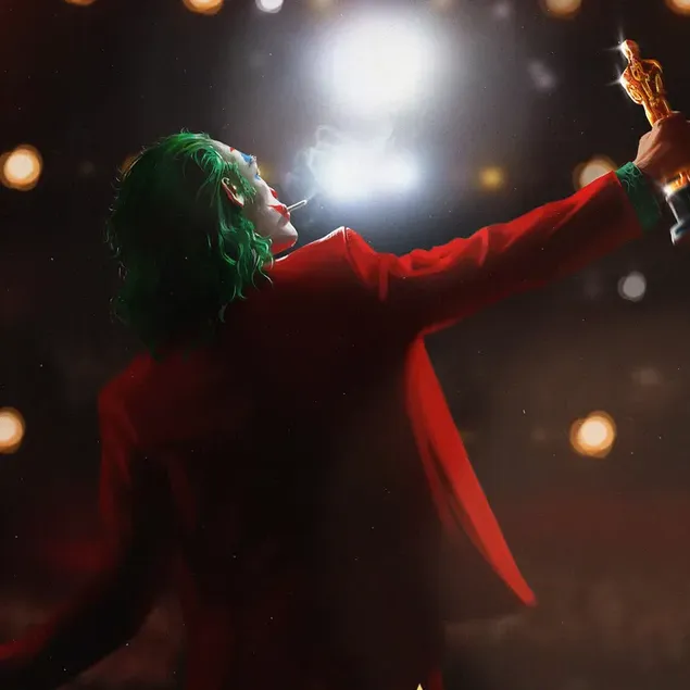 Karakter film Joker memegang penghargaan oscar di tangan dengan rokok di mulut di atas panggung 2K wallpaper