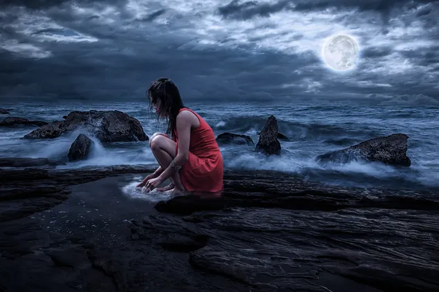 mujer triste junto al mar