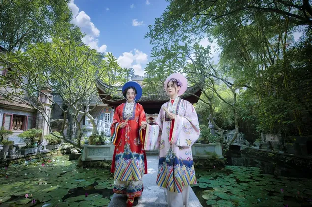 Mujeres tradicionales chinas con la naturaleza. descargar